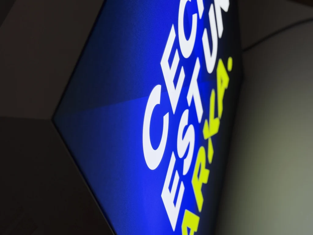 Caisson lumineux ARKA bleu et jaune – design technique et innovant actualités arka frame