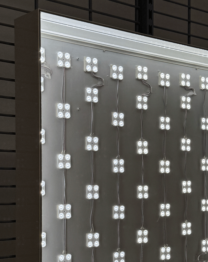 Structure aluminium et système de rétroéclairage LED ARKA avant montage et en fonctionnement