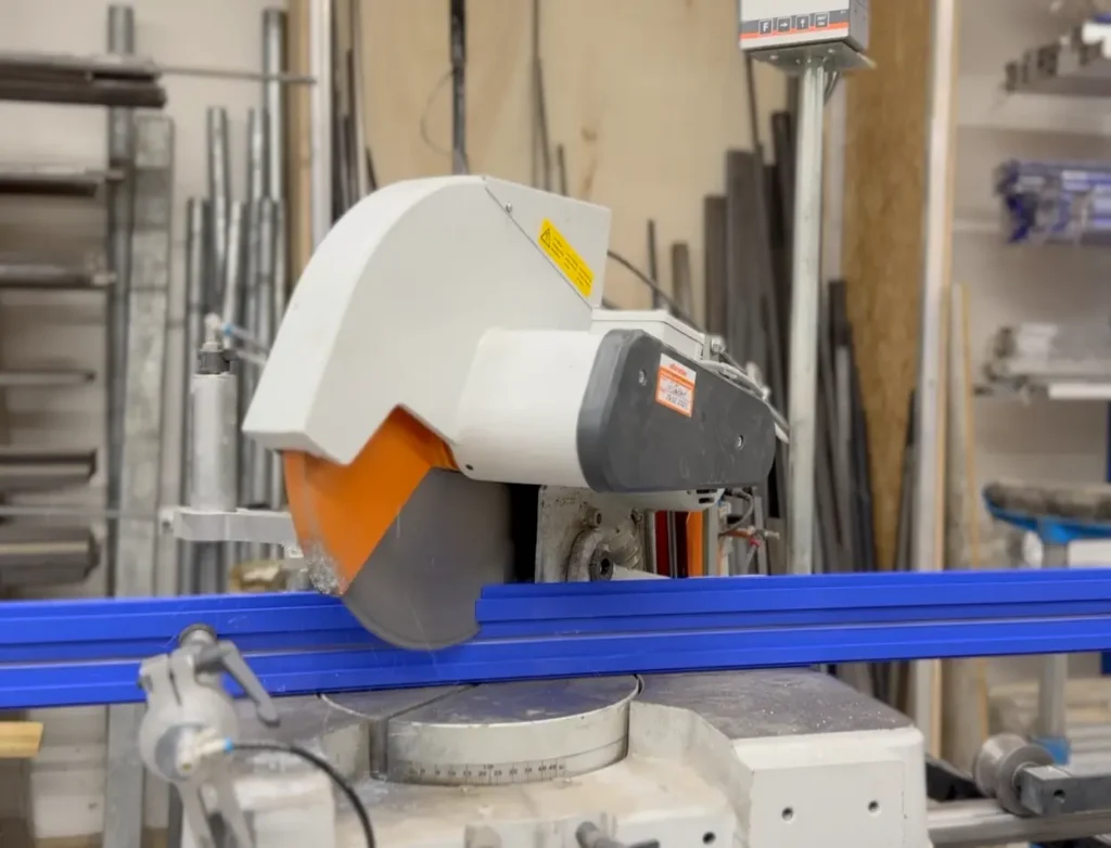 Découpe d’un profil aluminium ARKA pour la fabrication de cadres lumineux sur mesure