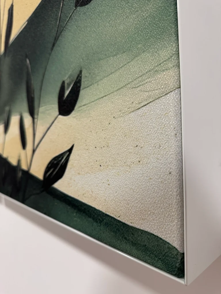 Détail d’un cadre textile non lumineux ARKA avec toile imprimée tendue sur profil aluminium